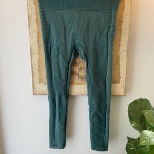 2 Leggings (green and black)